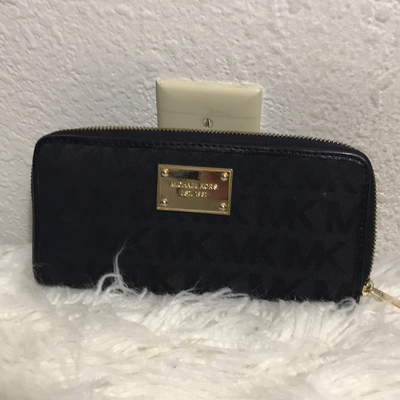 Michael Kors Handbags - Michael Kors Wallet